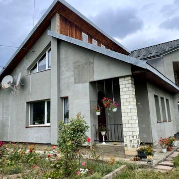 Дім двох поверховий