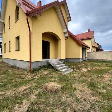 Особняк з великою земельною ділянкою,з міськими комунікаціями.