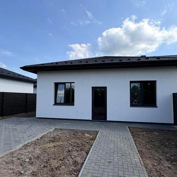 Дуплекс з бруківкою та парканом