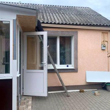 Времянка , дві кімнати. Раково . Оплата за один місяць