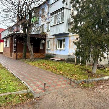 Продаж під комерцію квартири в центрі міста навпроти ринку.