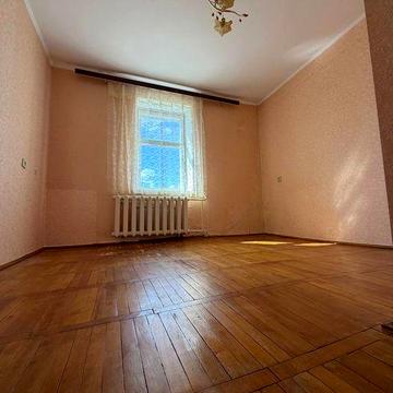 Продам 4-кімнатну квартиру в затишному місці центру Луцька