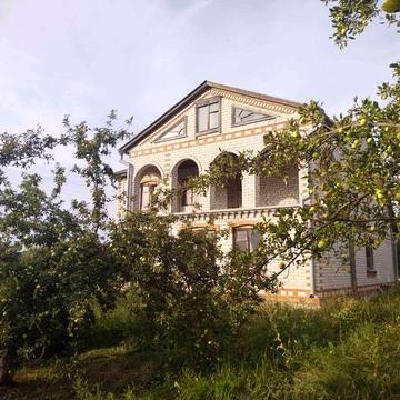 Продам 2 поверховий будинок з господарською спорудою .