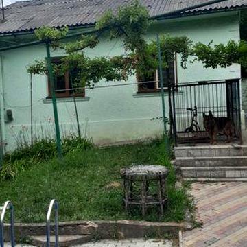 Власник Будинок в центрі міста  4 кімнати двір заїзд сад басейн