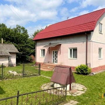 Будинок з гарною територією всіма комунікаціями готовий до проживання
