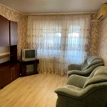 Здається квартира на Романтичній на третьому поверсі.