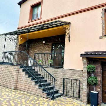 Будинок  на 5 кімнат , з меблями . Новий ремонт .