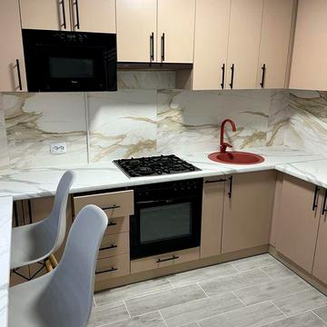 Продам 2 кімнатну квартиру в центрі