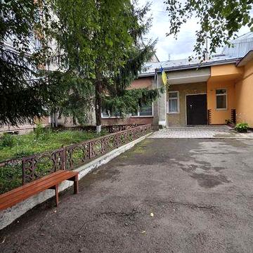 Власник. Бюджетна малосімейка в Тисмениці (вул. Липова, 19). Довготривало. Гаряча вода є! Можна під ремонт. Власник