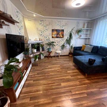 Продаж великогабаритноі квартири на Новомиколаівці