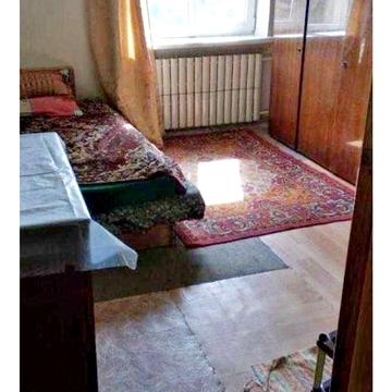 Гостинка, первый дом метро Малышева