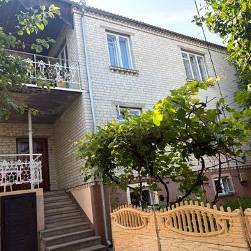 Продається міцний цегляний двоповерховий будинок у м.Дубно від власника
