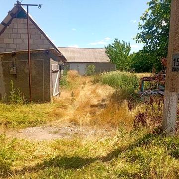 Продаю будинок не великий є, два гаражі під ремонт, є два гаражі, свинарник курятник, хлів, великий город.