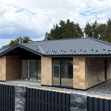 Одноповерховий будинок в травертині поруч з лісом. Без комісії