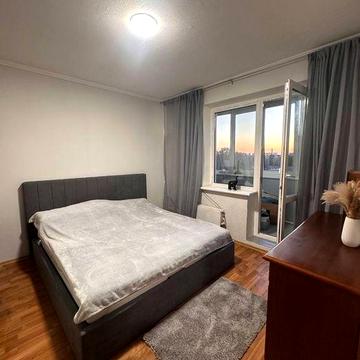 Продаж 3-к квартири вул Володимира Великого , 1