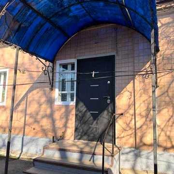 Затишний одноповерховий будинок в місті.