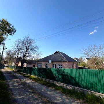 Затишний одноповерховий будинок в місті.