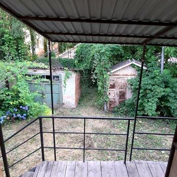Квартира з двориком, гаражем,окремий  заїзд.( 066-879-30-76)