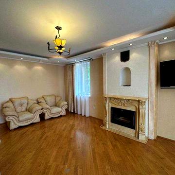 Продається простора 3-кімнатна квартира площею 95 м² у престижному районі центру міста з місцем у підземному паркінгу