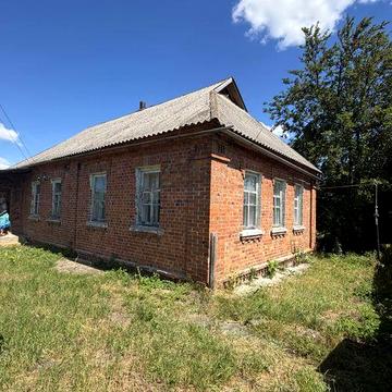 Будинок в гарному селі поряд з річкою