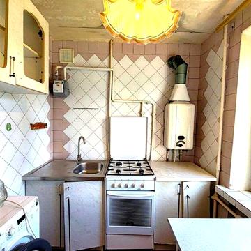 Продам 3-кімнатну квартиру на Новоорловській будинок 6.