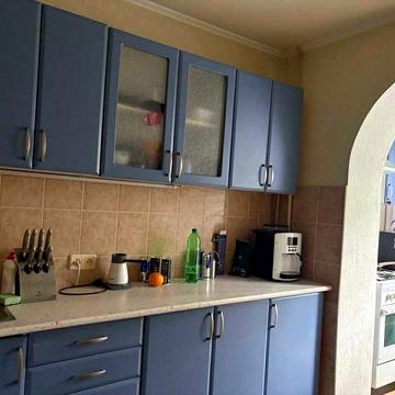 продам чудову 1 к кв по вул Мілютенко, метро Чернігівська