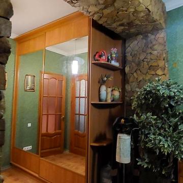 Продаж двокімнатної квартири в ЖК «Підкова» на 6 станції Великого Фонтану, низький поверх, додатково є паркінг