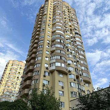 Анни Ахматової вул., 46