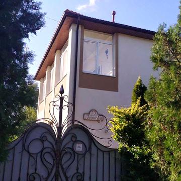 Продаж будинку 281 м2 з автономним живленням, парковою зоною та водоймою | Горішні Плавні