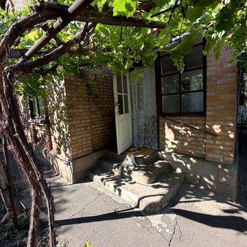 Здається будинок в центрально - міському районі .