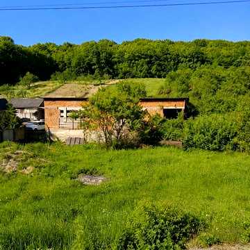 Продаж будинку незавершеного будівництва з великою земельною ділянкою біля санаторію Теплиця
