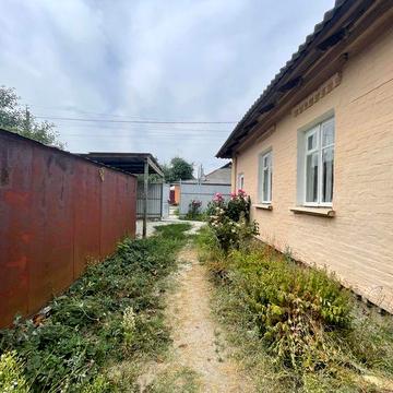 Продам частину будинку в місті , окремий двір!