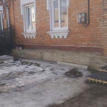 Продаж частини будинку 3гор.лікарня з центральними комунікаціями