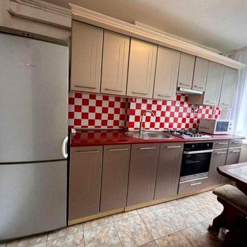 Оренда 2-х кімнатної квартири в р-ні ринку Урожай, мед університету. Гарний житловий стан, в наявності необхідні меблі та техніка. Звертайтесь!
