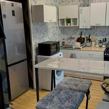 Продам 2-у квартиру  "сталинка" поруч з метро Васильківська-2 хвилини пішки