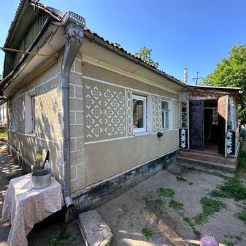 Продам 1/2 будинку на підзамчі.