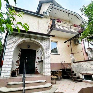 Оренда. 2-поверховий будинок. 150 м², 3 кімнати. З гаражем. Старе місто
