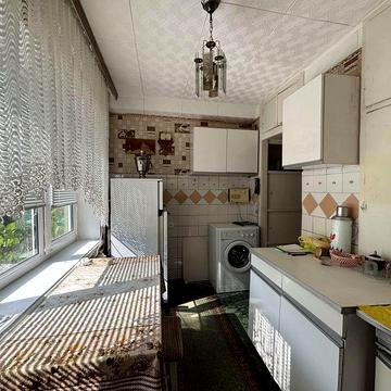 Продаж двокімнатної квартири біля парку і близкості до метро. Мінімальне оформлення. Держ.програми