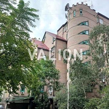 Продаж трьохрівневої  квартири по вул.Назарівська 7б. Центр. Без комісії для покупця.