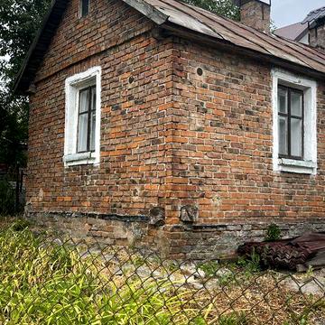 Будинок поруч із містом