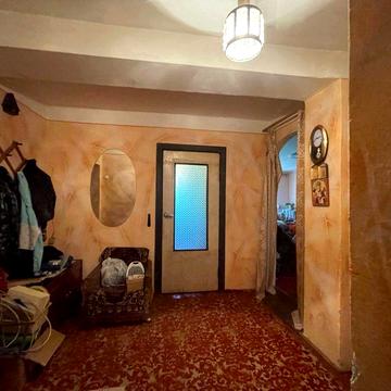 Продається трьох кімнатна квартира в м. Хуст
