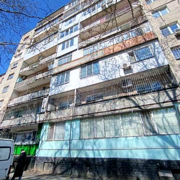Продам большую 2-комнатную квартиру центр кирпичная высотка на , Б.Хмельницкого, мебель и техника.