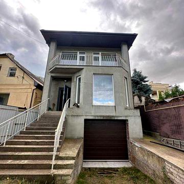 Продаж двоповерхового будинку на вул. Каманіна в Аркадії. Будинок 2016 року побудови, ремонт виконано у 2021 році. До моря — 5 хвилин пішки.