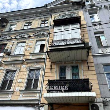Пропонується до продажу просторна затишна кімната у самому центрі Одеси
