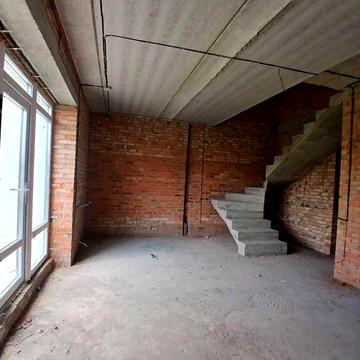 У продажу таунхаус зусіма центральними комунікаціями.