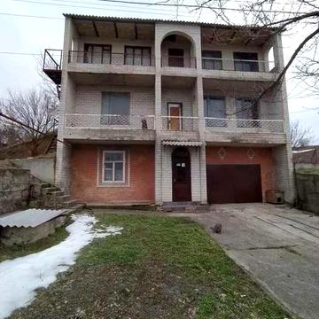Продам 2 этажный дом с балконами в Новоалександровке. Сертификат, ваучер - да!