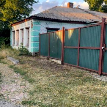 Продається великий будинок з просторою земельною ділянкою