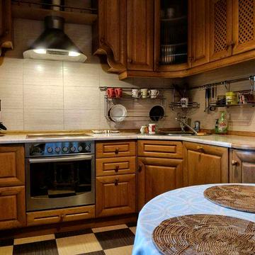 Академмістечко. 102м2 чудова 4-х на Ушакова, середній поверх.