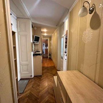 Пропонується до продажу світла та затишна двокімнатна квартира в доброму австрійському будинку,розташованому на початку вулиці Коперника