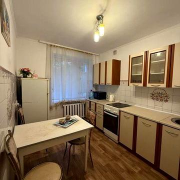 Двох кімнатна квартира в оренду, Ближній центр